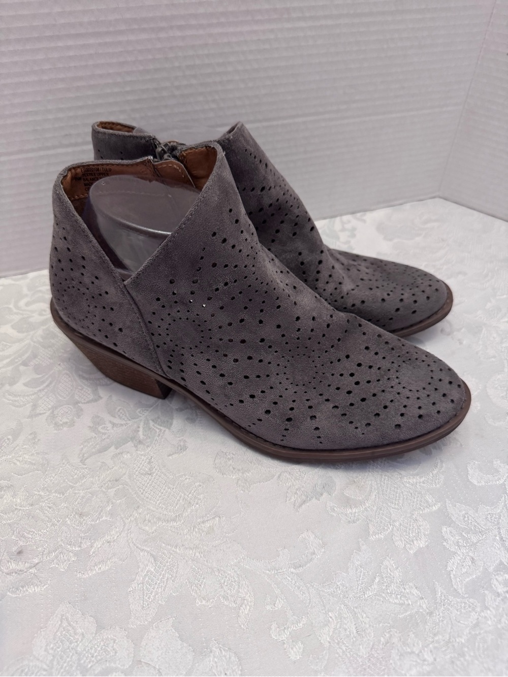 Eurosofft Sofft Tulip Perforated Ankle Booties 9.5M Gray Faux Leather Comfort